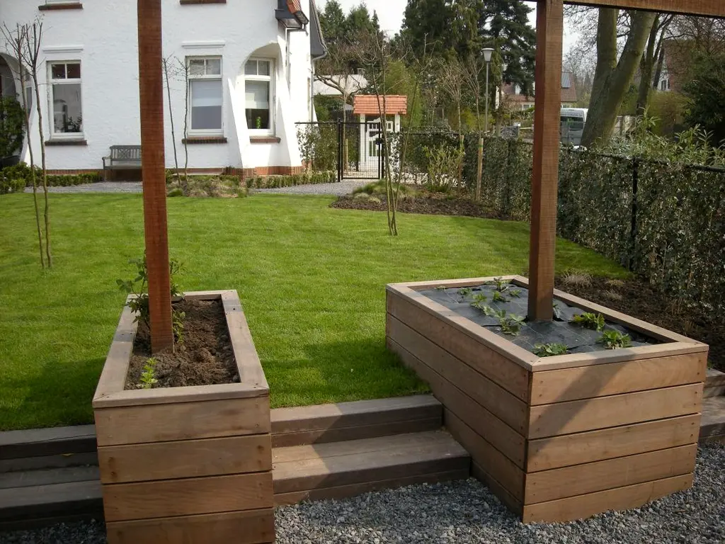 Houten plantenbakken rond pergolapalen, gazon en witte woning op de achtergrond — Gezellige stadstuin, Ukkel