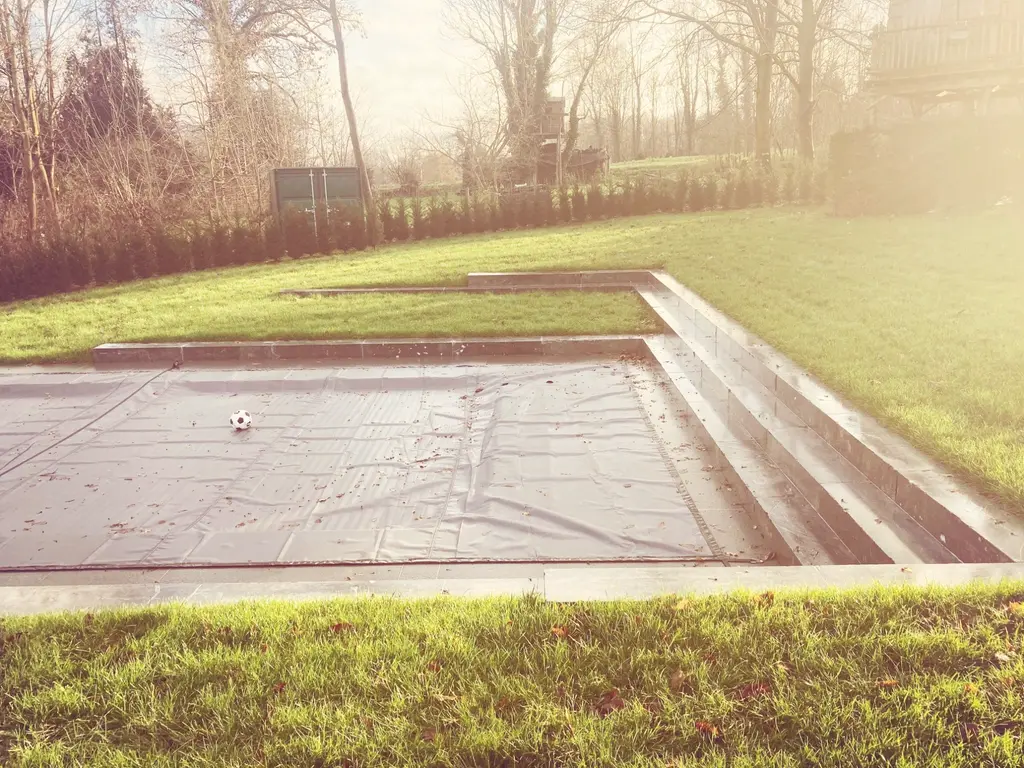 Afgedekt zwembad naast stenen treden in het gazon — Romantische tuin met zwembad, Asse