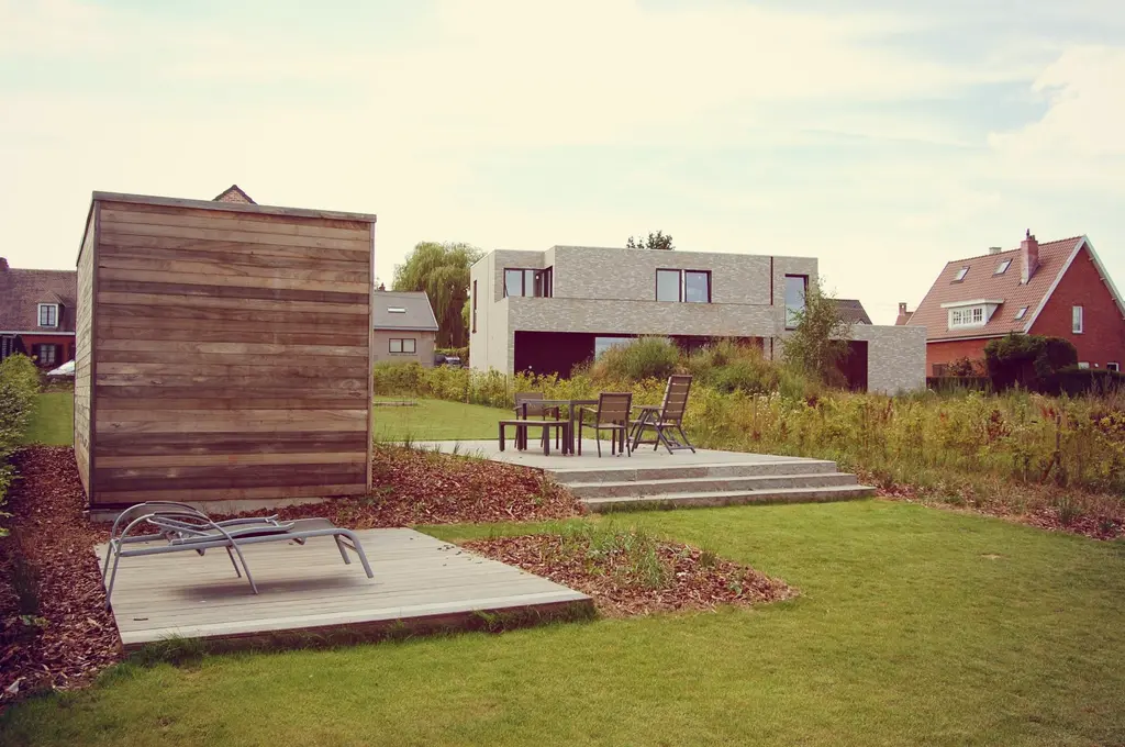 Houten tuinberging, vlonder met ligstoelen en terras met tuinset in het gazon — Spelen en genieten, Beersel