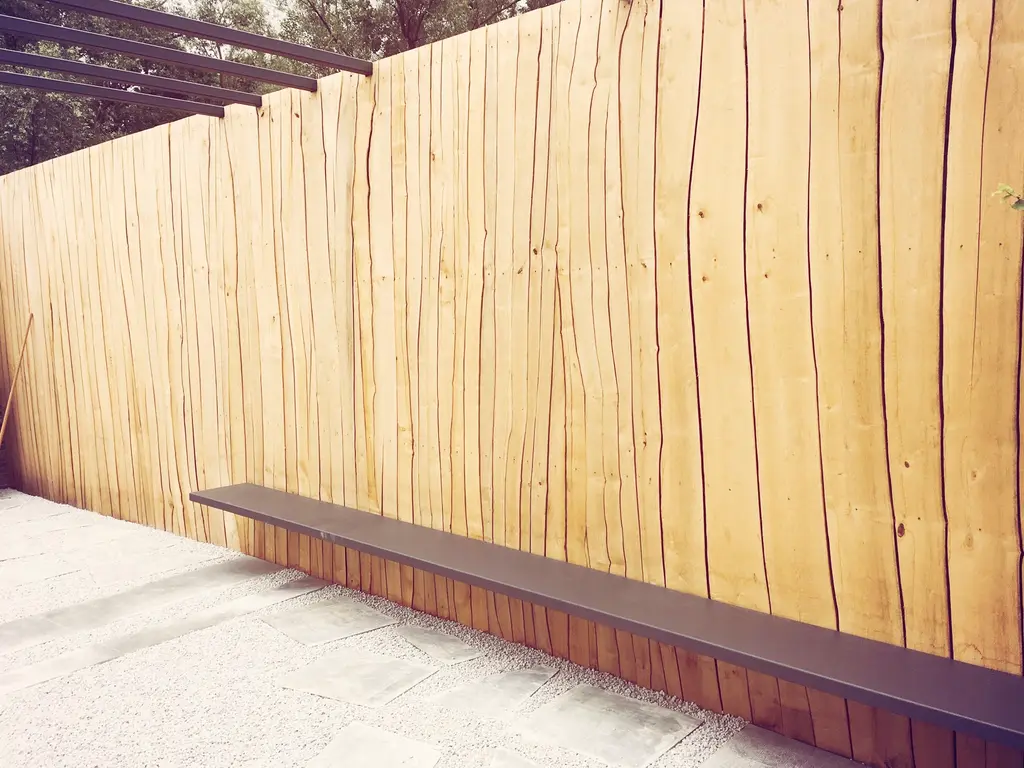 Houten wand van ruwe verticale planken met lange zwevende zitbank — Stijlvolle leeftuin, Hofstade