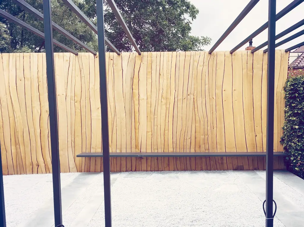 Stalen pergola voor houten wand met zitbank op lichte stenen verharding — Stijlvolle leeftuin, Hofstade