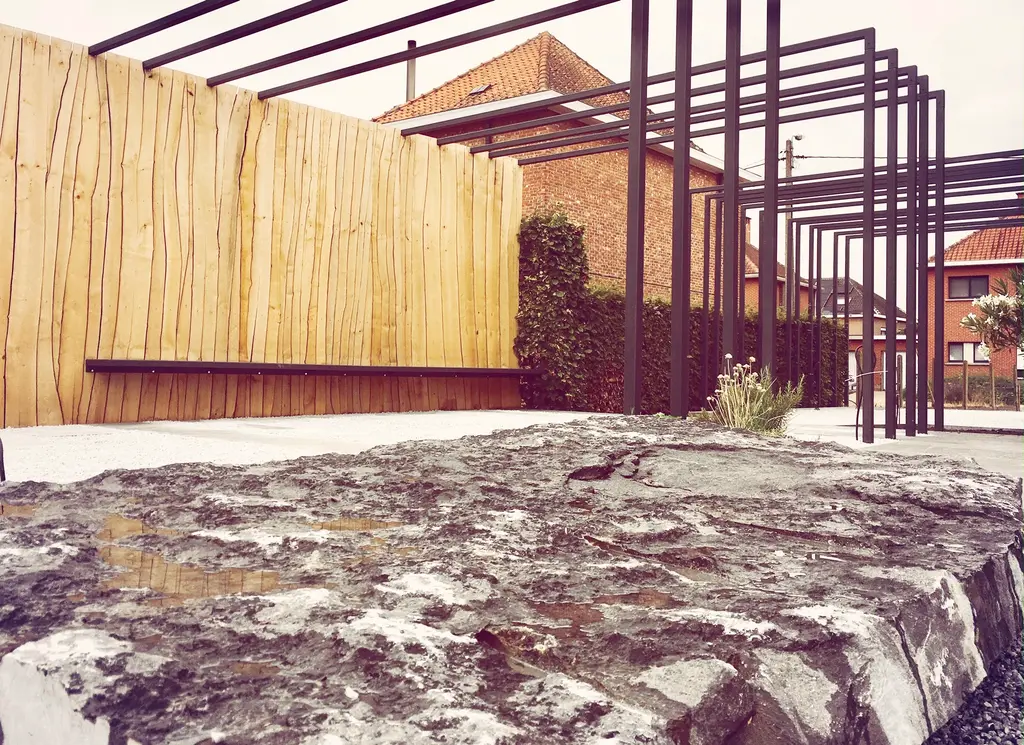 Ruwe natuursteen voor de stalen pergola en houten wand met zitbank — Stijlvolle leeftuin, Hofstade