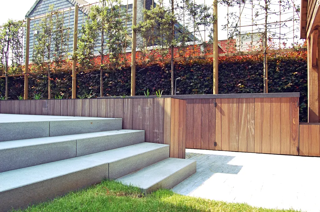 Brede natuurstenen treden van het gazon naar het terras, houten wand — Uitnodigende tuin met buitenkeuken, Asse